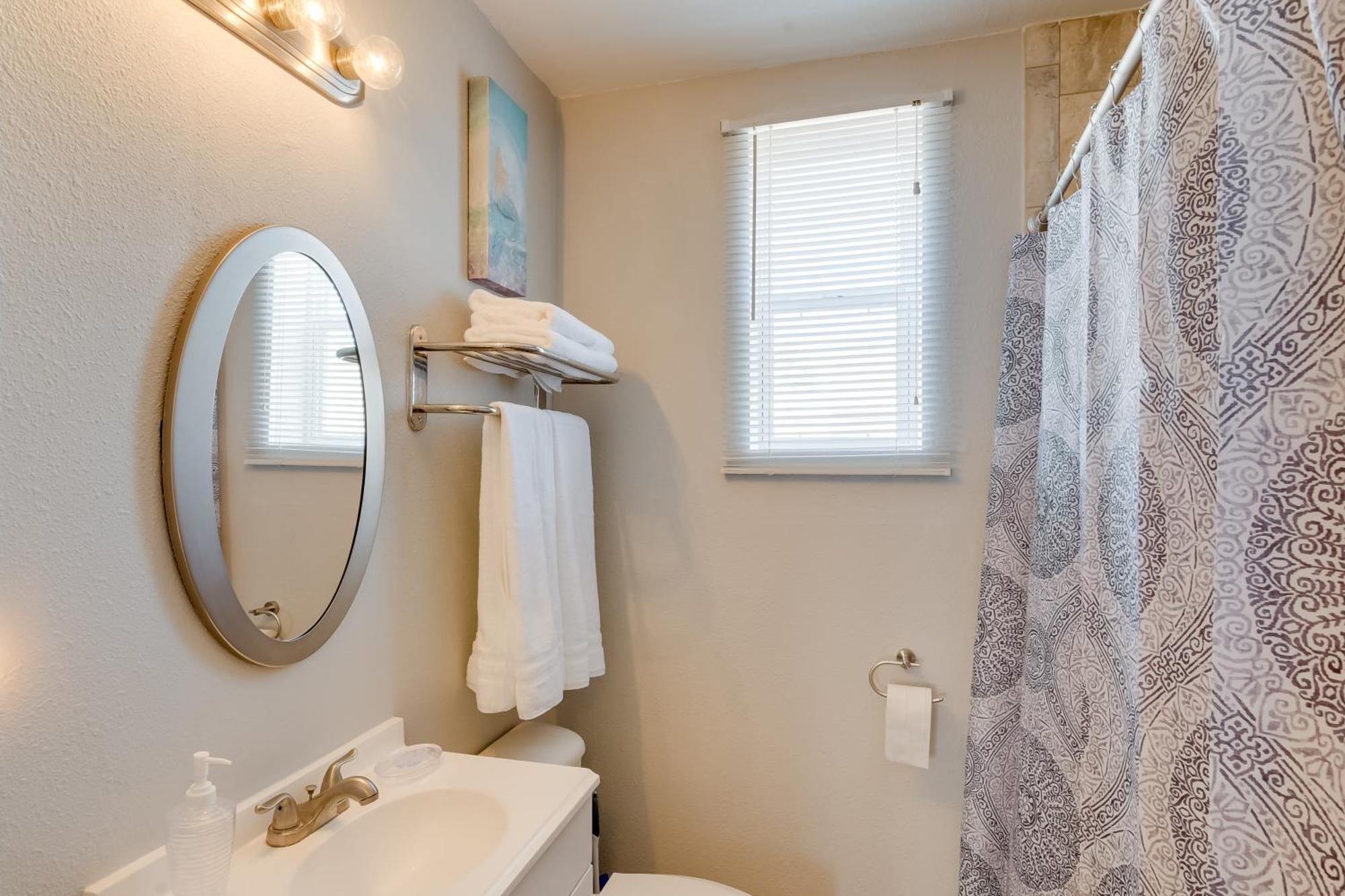 Beautiful Galveston Apt With Deck Less Than 3 Mi To Dtwn! Exterior photo